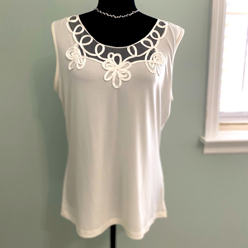 EUC. Sleeveless top. Sweet neckline details.